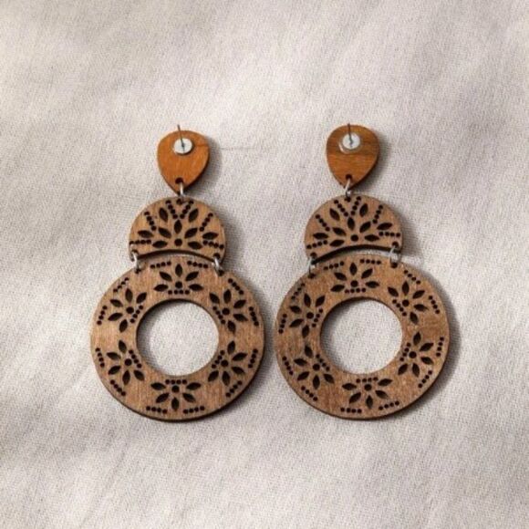 WOODEN FLORAL ROUND DANGLE EARRINGS - Picture 4 of 6